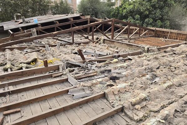 آغاز عملیات تخریب خانه‌های سازمانی فرسوده در گنبدکاووس / برنامه‌ریزی برای ساخت ۵۰۰ واحد جدید