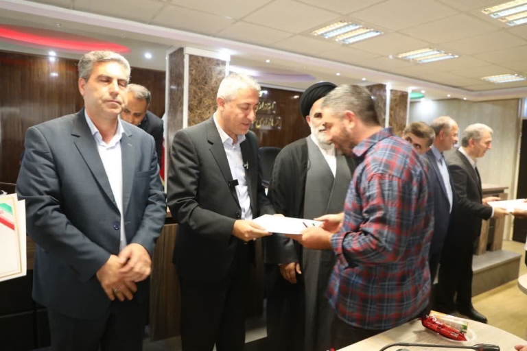 تحویل قرارداد واگذاری زمین به ۲۴۳ خانوار متقاضی نهضت ملی مسکن در سلماس