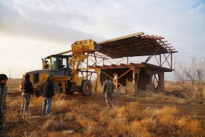 اجرای احکام قضایی رفع تصرف از اراضی دولتی و ملی در منطقه هفت‌باغ علوی کرمان