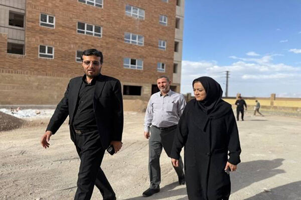 رئیس مرکز تحقیقات از پروژه ۶۴۰ واحدی بنیاد بتن طرح نهضت ملی مسکن یزد بازدید کرد