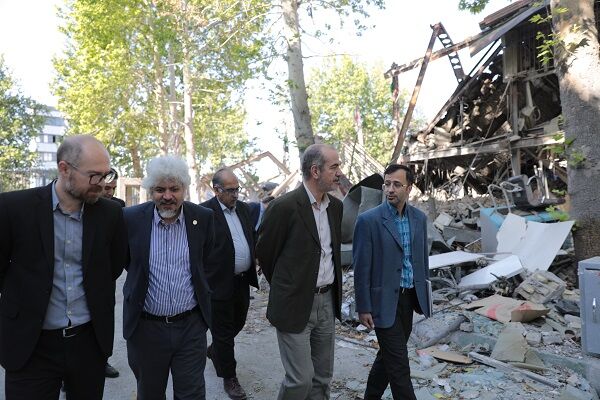 بازدید معاون وزیر راه و شهرسازی از بخش‌های آسیب‌دیده دانشگاه شریف / تشکیل دبیرخانه «روایت شریف» برای مستندسازی و بازسازی